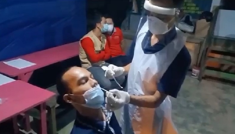 Satpol PP Sidak Terminal Bus di Sekadau Kalbar, Pedagang Dites Swab Antigen