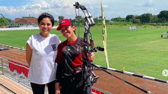 Nikita Mirzani Bangga Putrinya Masuk 16 Besar Turnamen Panahan: Anak Lo Bisa Gak?   