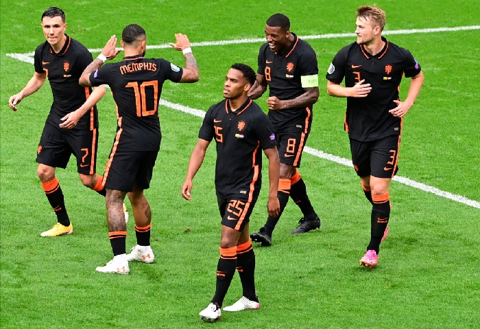 Pesta Gol ke Gawang Makedonia Utara, Belanda Penguasa Grup C