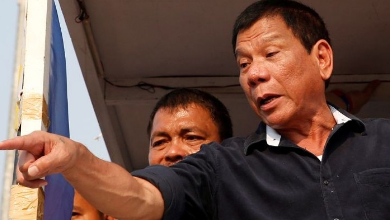Presiden Duterte kepada Warga Filipina: Divaksin Covid atau Tinggal di Rumah!