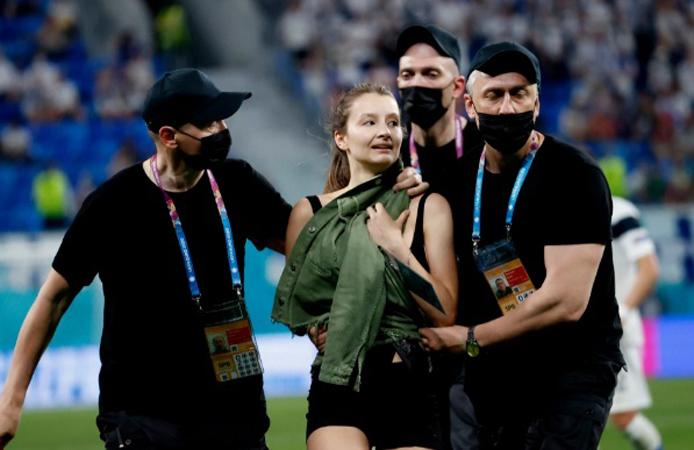 Finlandia Vs Belgia Geger, Perempuan Seksi Masuk Lapangan dan Kacaukan Laga