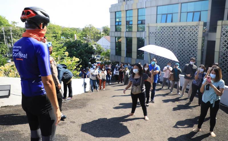 Ribuan Warga Berkerumun Antre Vaksinasi di UTC Semarang, Ganjar Turun Tangan