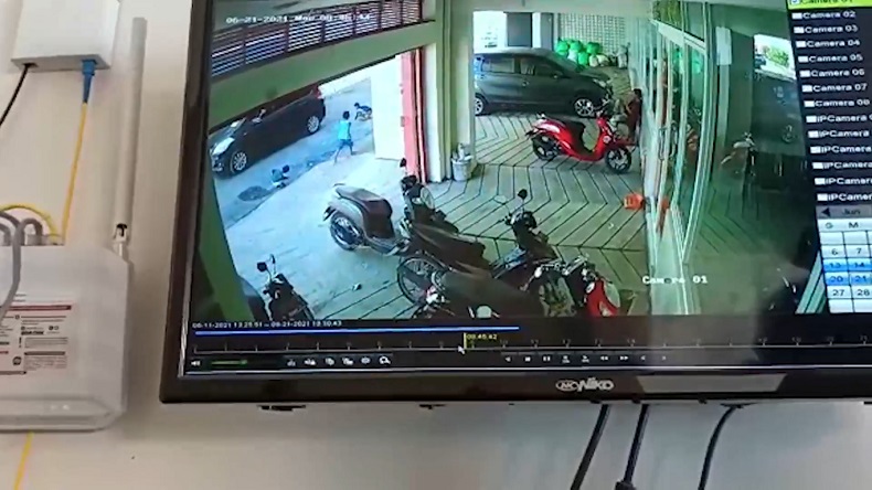 Detik-Detik Bocah Dilindas Mobil Terekam CCTV, Posisi Korban Duduk Sambil Makan Es Krim