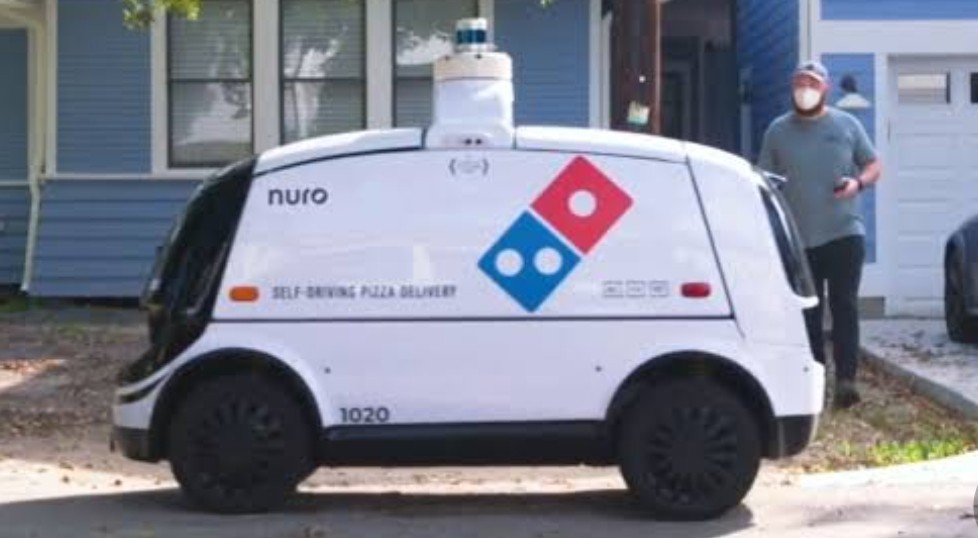 Canggih, Mobil Robot Ini Bisa Antarkan Pizza hingga Depan Rumah 