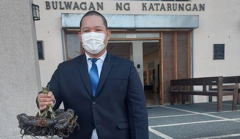 Viral, Pengacara Ini Rela Dibayar Seikat Kepiting karena Kliennya Tak Punya Uang