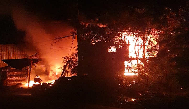Gudang Rongsokan dan Mobil Pikap di Paldalapan Purwakarta Hangus Terbakar