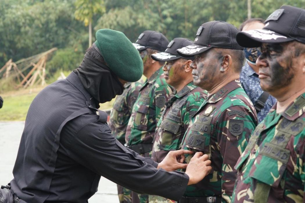 Pangkostrad Letjen TNI Dudung Abdurachman Terima Brevet Pengintai Tempur