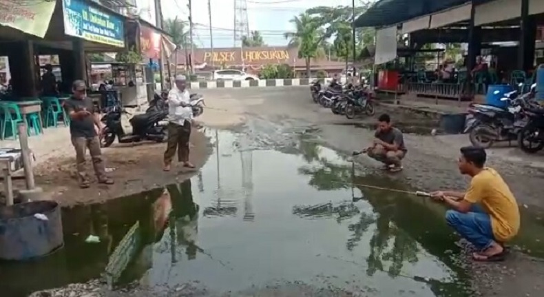 Viral, Warga Mancing di Kubangan Jalan di Kota Lhoksukon Aceh Utara