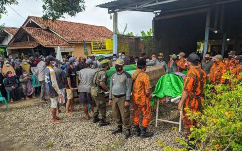 Tangis Keluarga Iringi Pemakaman 4 Jenazah Korban Kecelakaan Maut di Banyumas