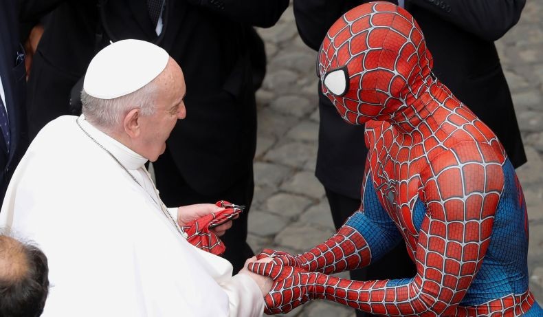Ketika Paus Fransiskus Berjabat Tangan dengan Spider-Man