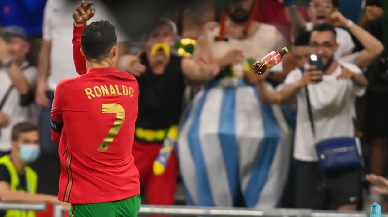 Kacau! Cristiano Ronaldo Dilempar Botol Coca-Cola saat Selebrasi Golnya ke Gawang Prancis