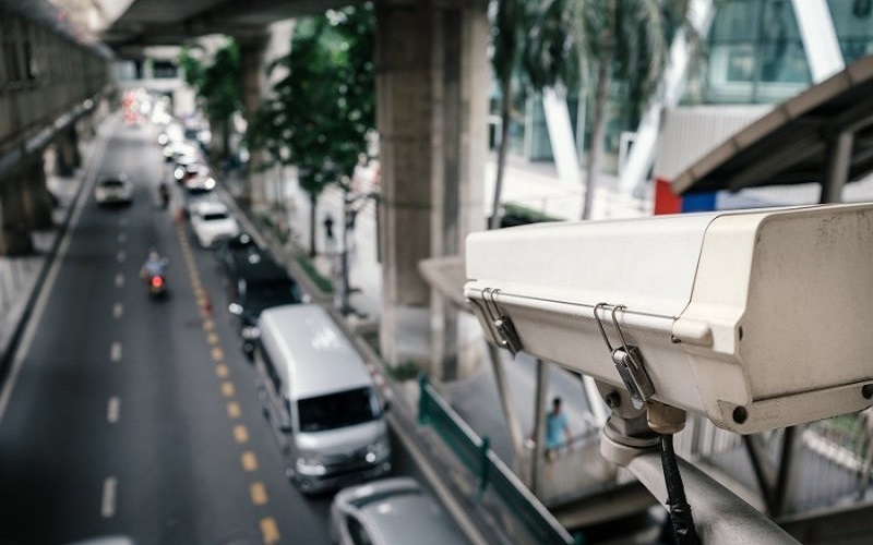 Terekam CCTV, Aksi Viral Manusia Silver Curi HP di Rumah Warga