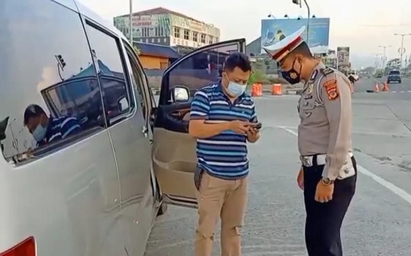Wisatawan asal Jakarta Coba Terobos Penyekatan di Bandung, Petugas Nyaris Tertabrak