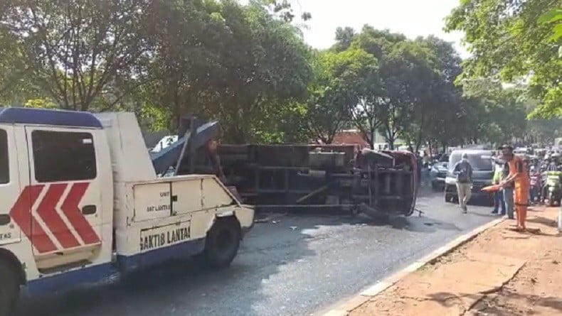 Truk Bermuatan Galon Air Terguling Timpa Motor di Jalan TB Simatupang