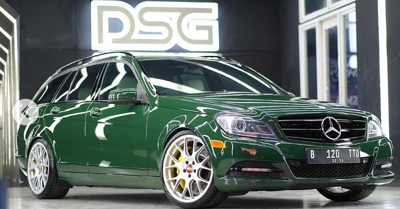 Mengintip Deretan Koleksi Mobil dan Motor Nyentrik Milik Gofar Hilman