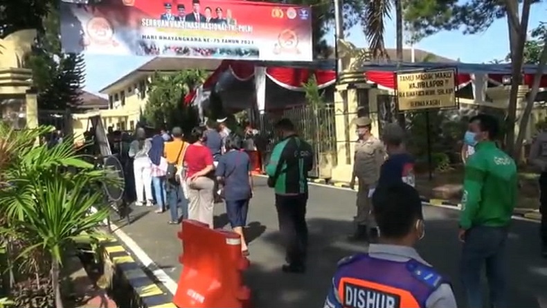 Kasus Covid-19 Tinggi, Ribuan Warga Ikut Vaksinasi Massal di Polres Subang