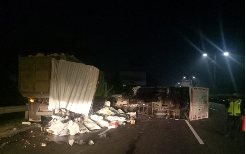 Truk Boks Tabrak Dump Truck di Tol Sedyatmo Jakarta, Paket Berserakan di Jalan