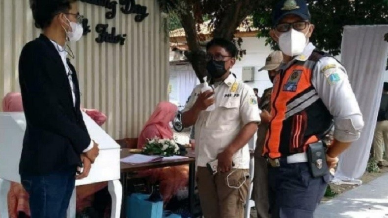 Langgar PPKM Mikro, Resepsi Pernikahan Warga di Kafe Mampang Dibubarkan Satpol PP
