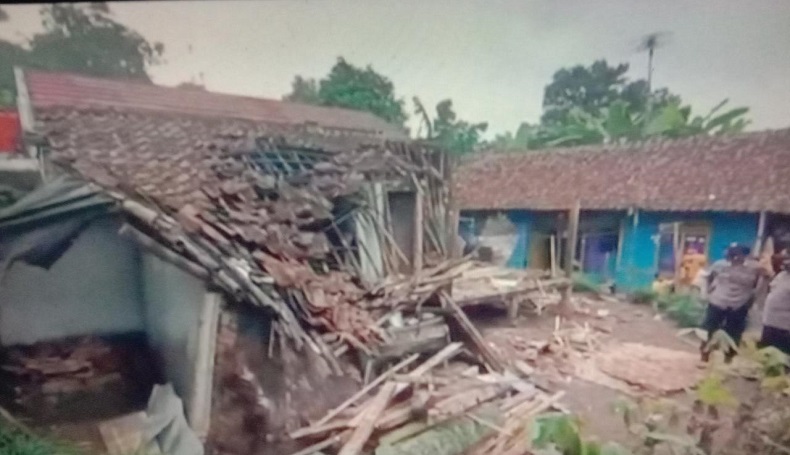 Tertimpa Pohon Tumbang, Rumah Warga di Sukabumi Hancur