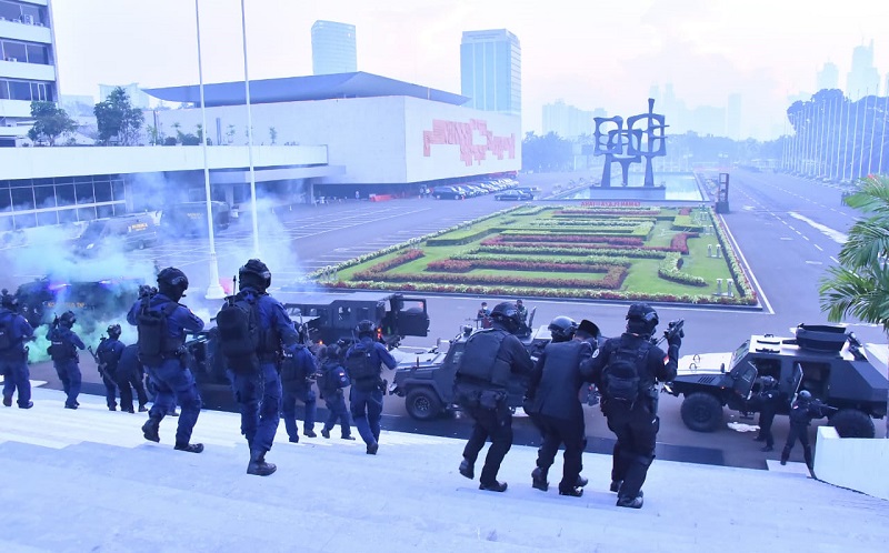 Begini Foto-Foto Satgultor TNI Tumpas Aksi Teroris di Gedung DPR