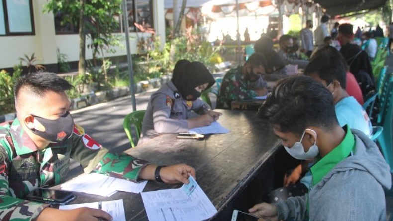 Ribuan Warga Antusias Ikuti Vaksinasi Covid-19 di Polda Gorontalo