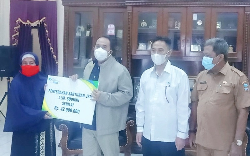 Pangandaran Daerah Pertama di Indonesia yang Asuransikan Para Penderes Kelapa