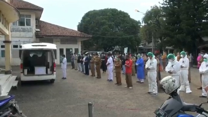 Nakes di Subang Gugur akibat Covid-19, Pelepasan Jenazah Diwarnai Isak Tangis