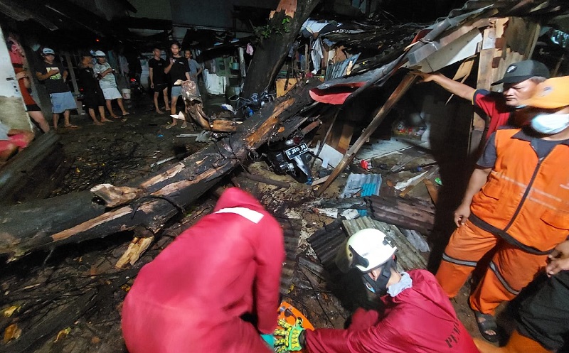Pohon Tumbang Rusak Rumah Warga di Jakarta Timur Minggu Malam
