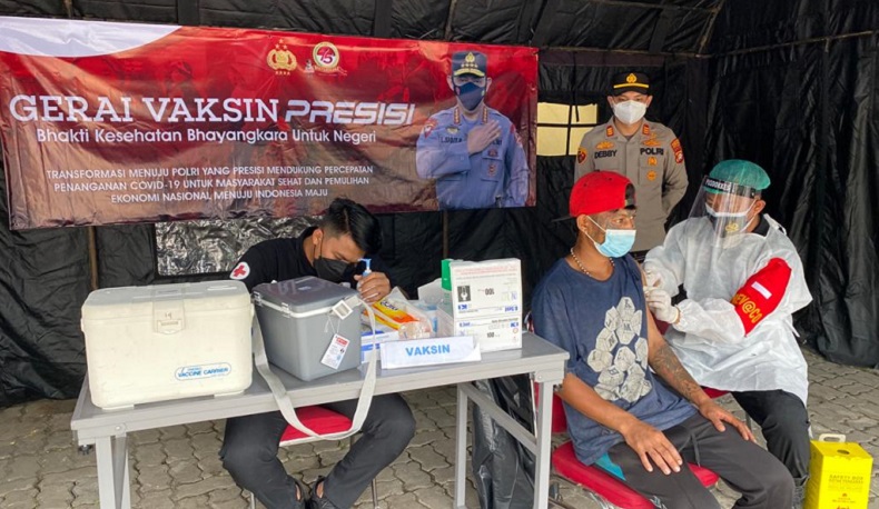 Puluhan Pedagang dan ABK Divaksin Covid-19 di Gerai Presisi Polsek Muara Baru