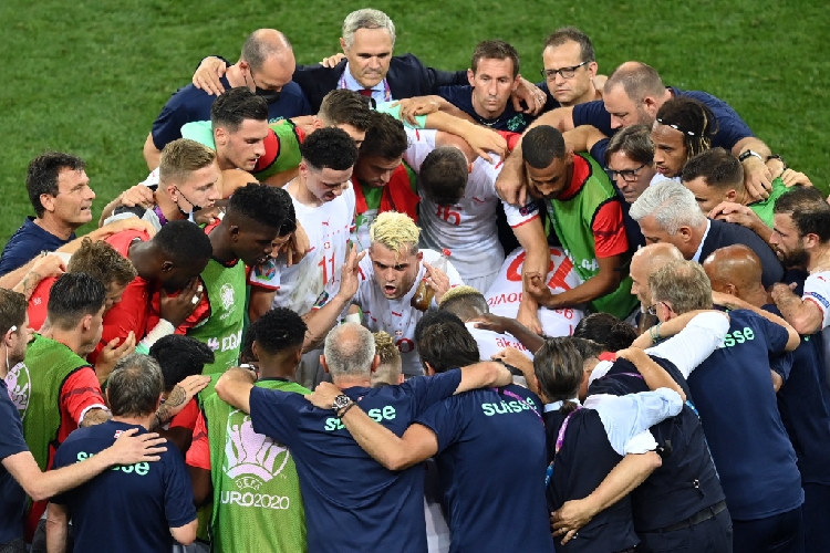 Granit Xhaka Minum Coca-Cola Sebelum Adu Penalti, Netizen Sindir Cristiano Ronaldo