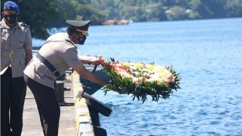 Menghargai Jasa Pahlawan, Kapolda Sulut Tabur Bunga di Laut Jelang HUT Bhayangkara