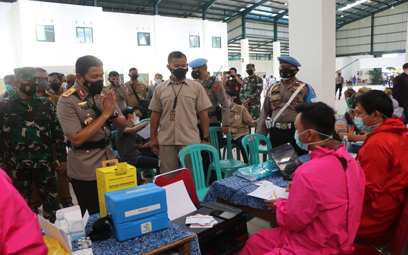 Tinjau Vaksinasi Massal di Cirebon, Kapolda Jabar: Target 5.000, yang Datang 10.000