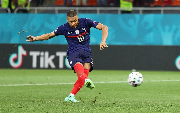 Ekspresi Mbappe Gagal Penalti Vs Swiss: Pegang Kepala Lalu Jalan Sendiri ke Lorong Stadion