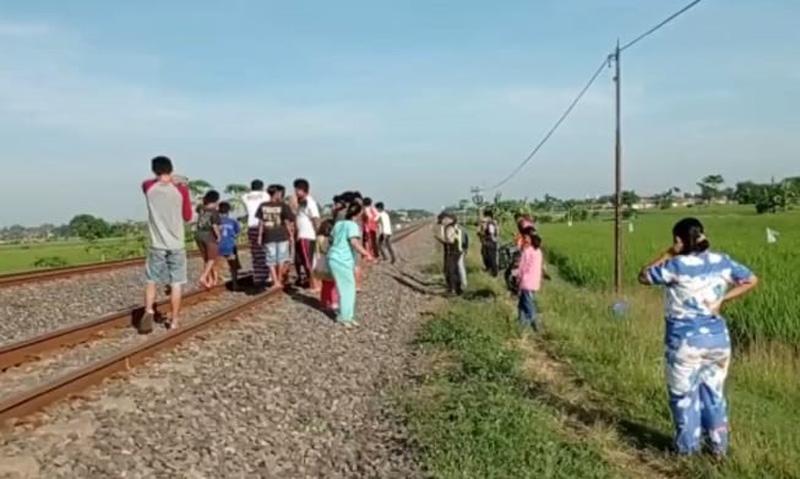 Tegal Gempar, Seorang Petani Ditemukan Tewas Tergeletak di Pinggir Rel KA