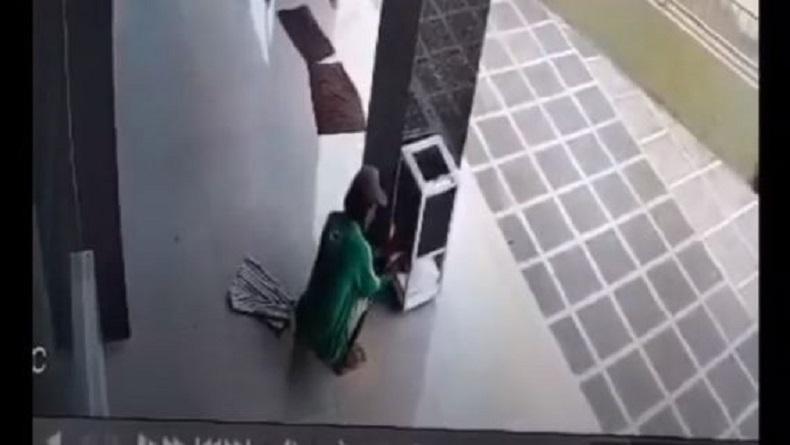 Datang ke Masjid Bukan Sholat, Lansia di Medan Terekam CCTV Bobol Kotak Amal