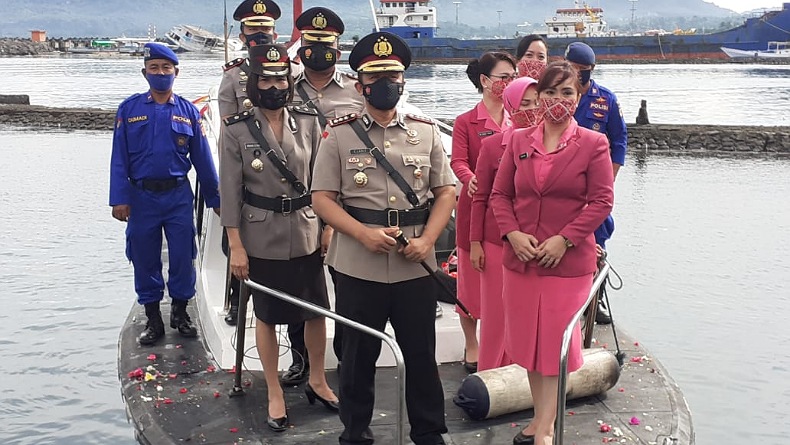 Peringati Hari Bhayangkara ke-75, Kapolresta Manado Tabur Bunga di Laut