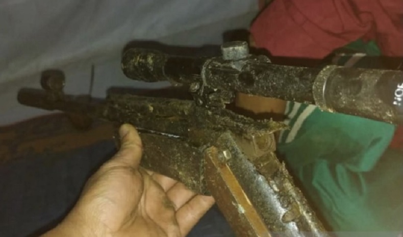 Warga Perbatasan Serahkan Dua Senpi Rakitan Laras Panjang ke TNI