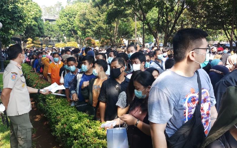 Antusias Warga Tinggi, Vaksinasi Covid-19 di Pemkot Tangerang Timbulkan Antrean Panjang