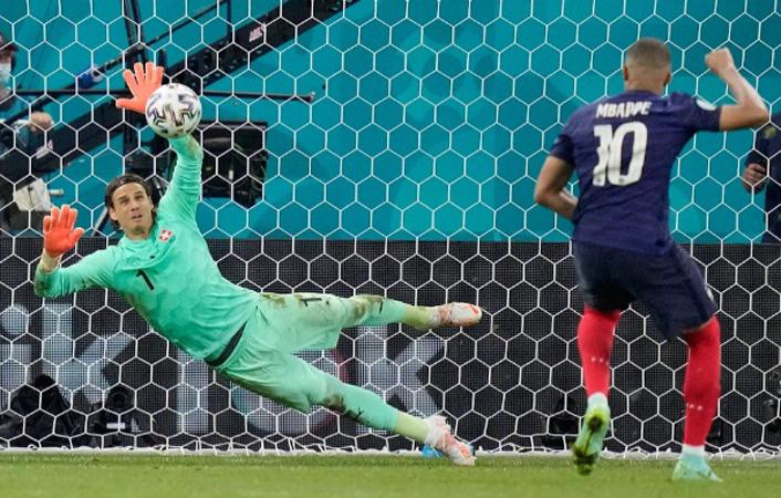 Terkuak, Ini Alasan Yann Sommer Tak Selebrasi usai Tepis Penalti Kylian Mbappe