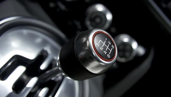 5 Kebiasaan Buruk yang Membuat Mobil Transmisi Manual Cepat Rusak