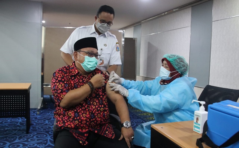Tinjau Vaksinasi Ulama di Balai Kota, Anies: Wujud Ikhtiar Perlindungan Pemuka Agama