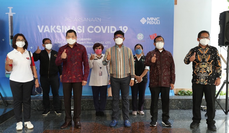 Di MNC Center, Hary Tanoesoedibjo dan Johnny G Plate Tinjau Vaksinasi 1.200 Insan Pertelevisian RI