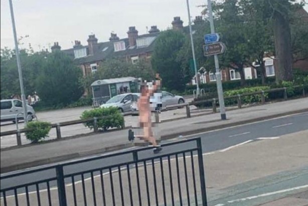 Gila! Orang Ini Bugil Keliling Kota usai Inggris Usir Jerman dari Euro 2020