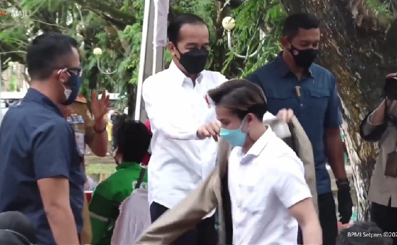 Kunjungan Kerja di Kendari, Jokowi Berikan Jaket Coklatnya ke Seorang Pemuda