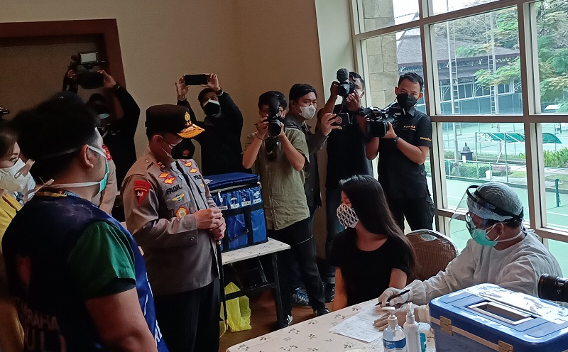 Kapolda Metro Jaya Tinjau Vaksinasi Massal di Hotel Borobudur