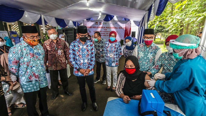 Hari Keluarga Nasional, Ibu Hamil dan Anak-Anak di Bogor Mulai Divaksin Covid