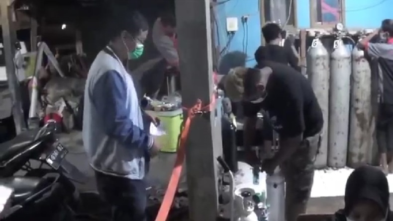 Agen Pengisian Oksigen di Bandung Diserbu Warga hingga Malam Hari