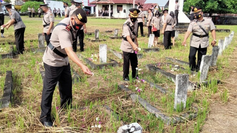 Jelang Hari Bhayangkara Ke-75, Polres Minsel Ziarah di TMP Amurang 