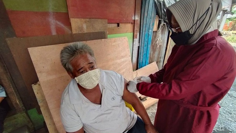Percepat Vaksinasi Covid-19 untuk Lansia, Polda Kalsel Datangi Warga Door to Door