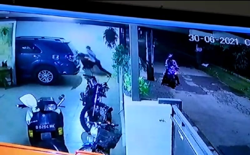 Pencurian Spion Mobil Mewah di Tangsel Terekam CCTV, Pelaku Beraksi Hitungan Detik